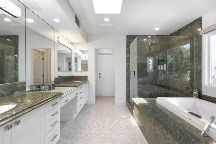 7127 Fay Avenue, La Jolla, California 92037