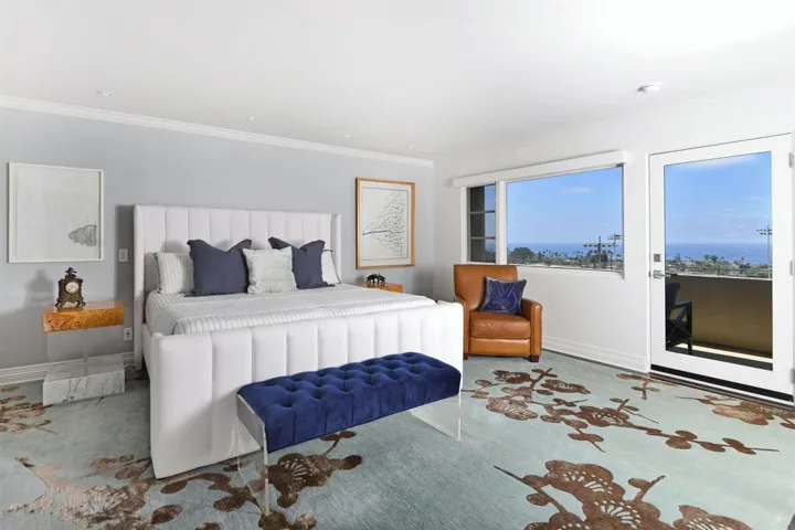 7127 Fay Avenue, La Jolla, California 92037