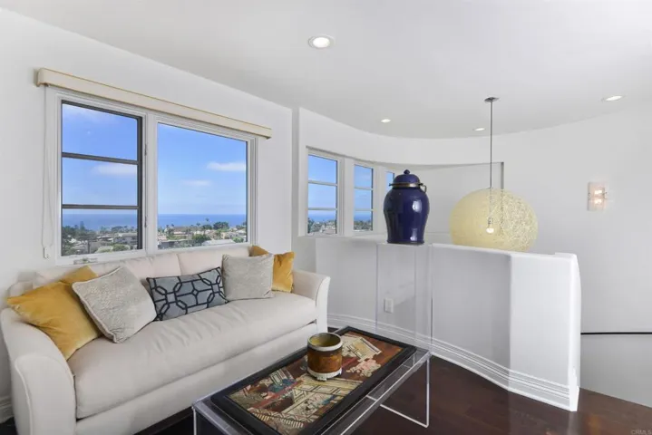 7127 Fay Avenue, La Jolla, California 92037
