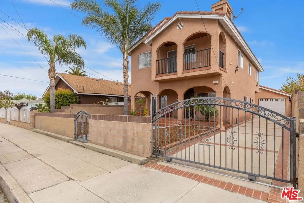 1060 Mcfarland Avenue, Wilmington, California 90744, 7 Bedrooms Bedrooms, ,3 BathroomsBathrooms,Residential,For Sale,Mcfarland,25574005