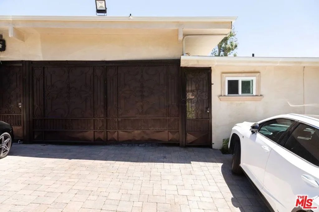 15555 High Knoll Road, Encino, California 91436, 2 Bedrooms Bedrooms, ,1 BathroomBathrooms,Residential Lease,For Rent,High Knoll,25574213