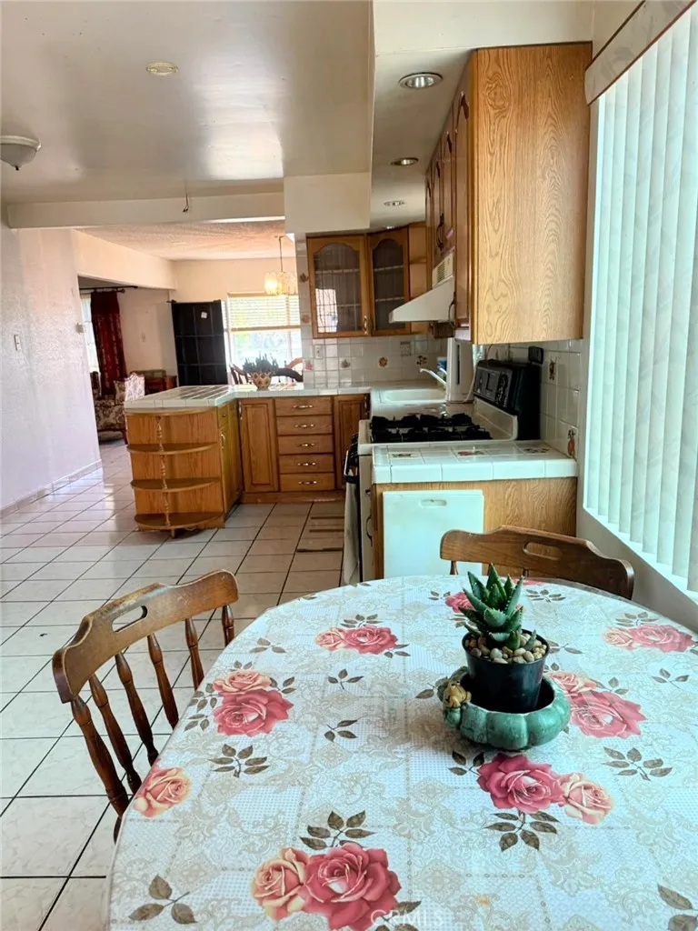 2565 Sale Place, Huntington Park, California 90255 home-pic-6
