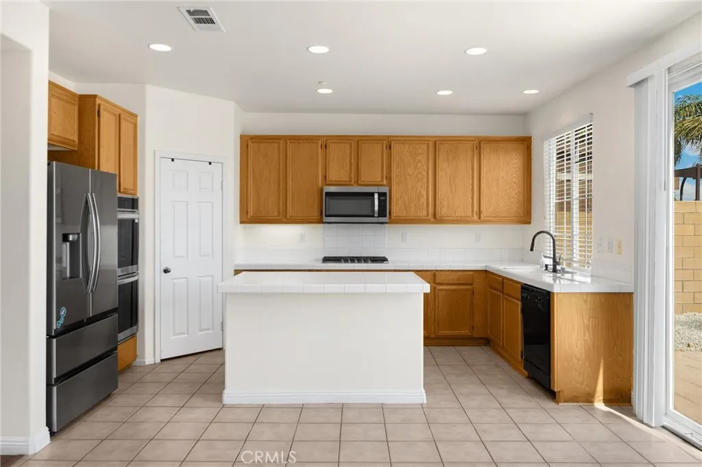 16539 Pismo Way, Fontana, California 92336 home-pic-24