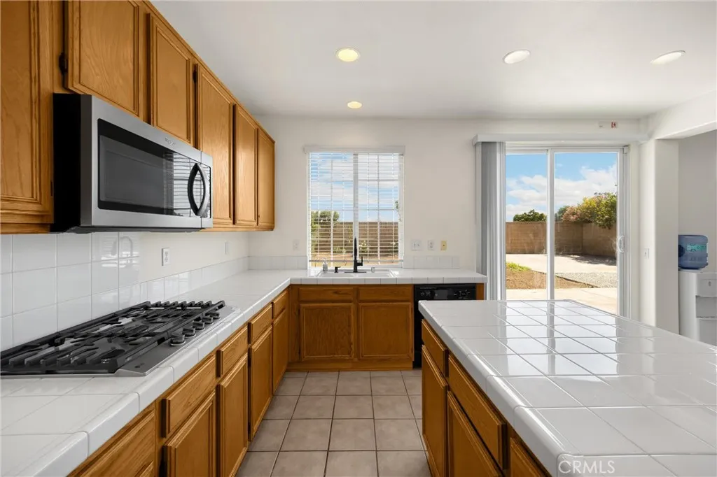 16539 Pismo Way, Fontana, California 92336 home-pic-4