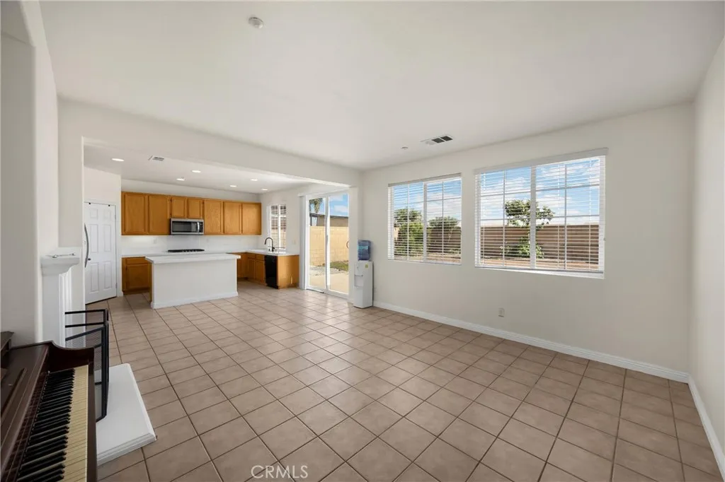 16539 Pismo Way, Fontana, California 92336 home-pic-11