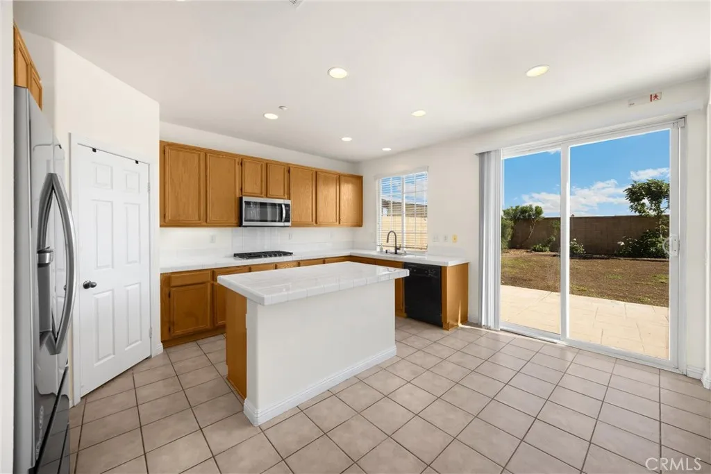 16539 Pismo Way, Fontana, California 92336 home-pic-25