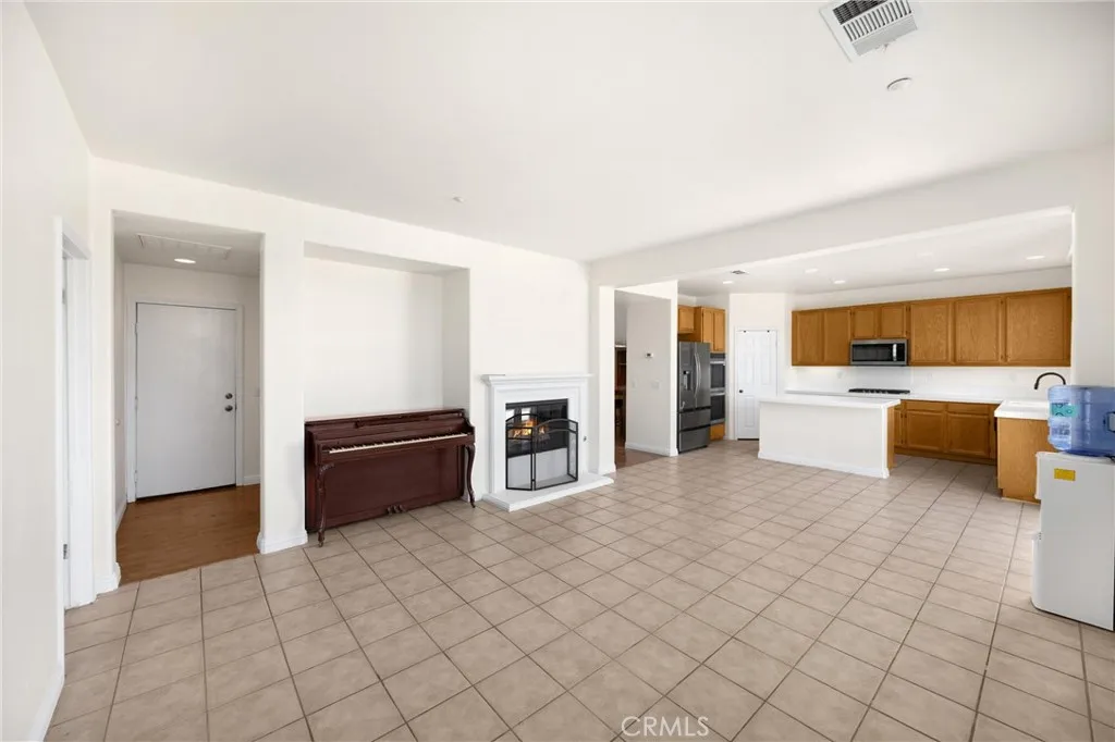 16539 Pismo Way, Fontana, California 92336 home-pic-10