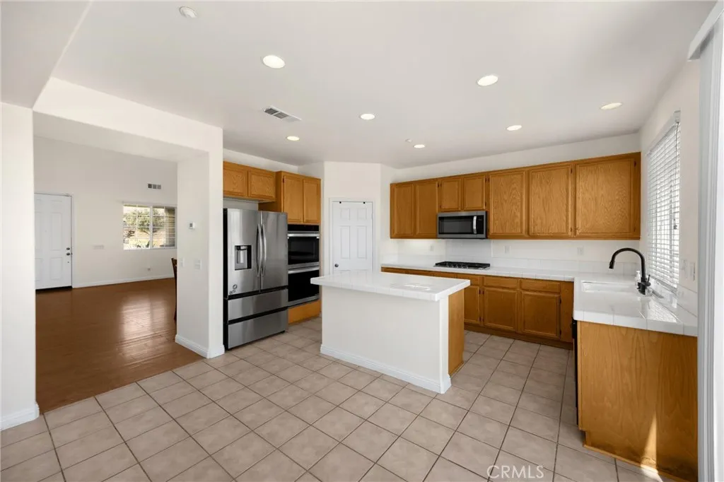 16539 Pismo Way, Fontana, California 92336 home-pic-6