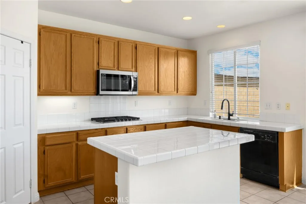 16539 Pismo Way, Fontana, California 92336 home-pic-23