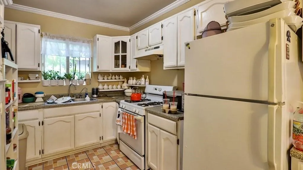 6414 S Hoover Street, Los Angeles, California 90044 home-pic-1