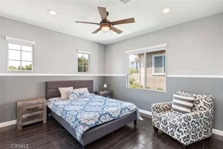 Guest bedroom with plenty of space