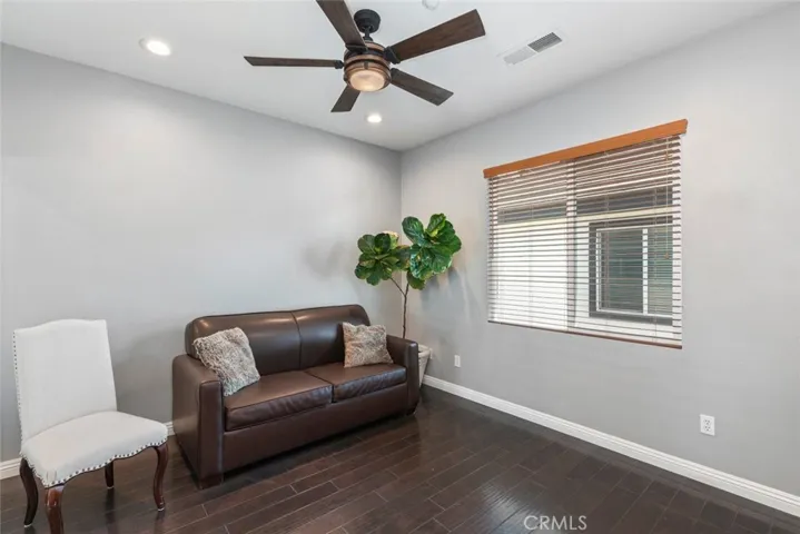 Bedroom with versatile use for hobbies or office