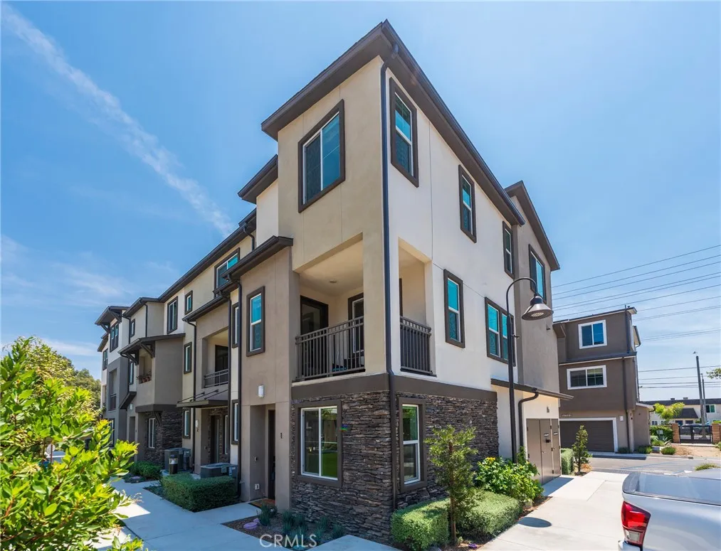 11751 Florence Avenue 1, Santa Fe Springs, California 90670, 3 Bedrooms Bedrooms, ,4 BathroomsBathrooms,Residential,For Sale,Florence,OC25173578