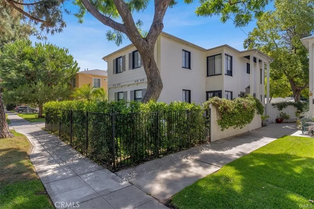 4130 West Toluca Lake Ave, Burbank, California 91505, 2 Bedrooms Bedrooms, ,1 BathroomBathrooms,Residential Lease,For Rent,West Toluca Lake Ave,SR25175901