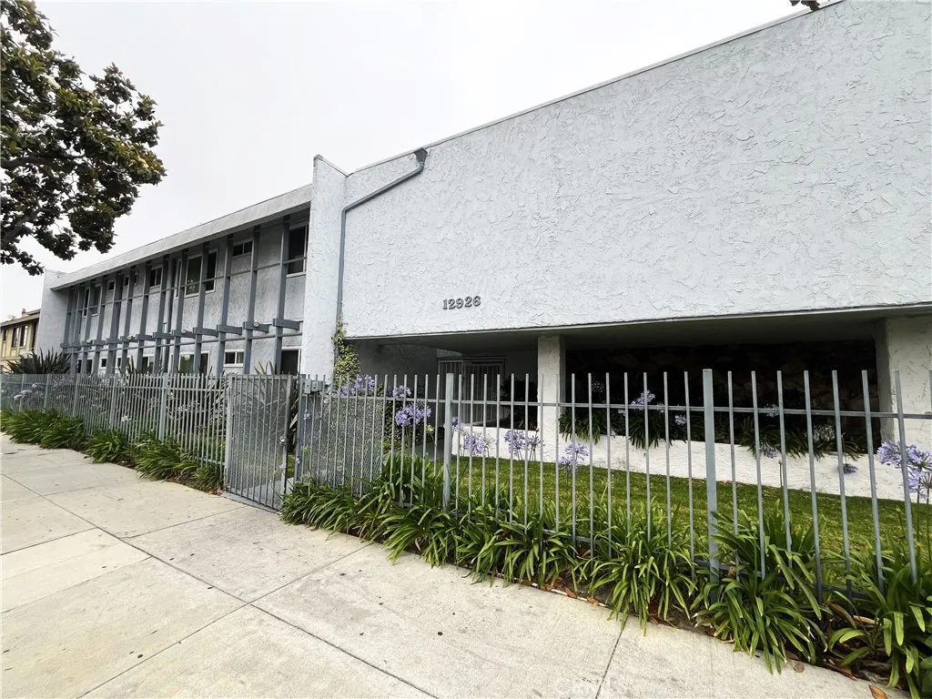 12926 Doty Avenue 29, Hawthorne, California 90250, 2 Bedrooms Bedrooms, ,1 BathroomBathrooms,Residential Lease,For Rent,Doty,SB25175918