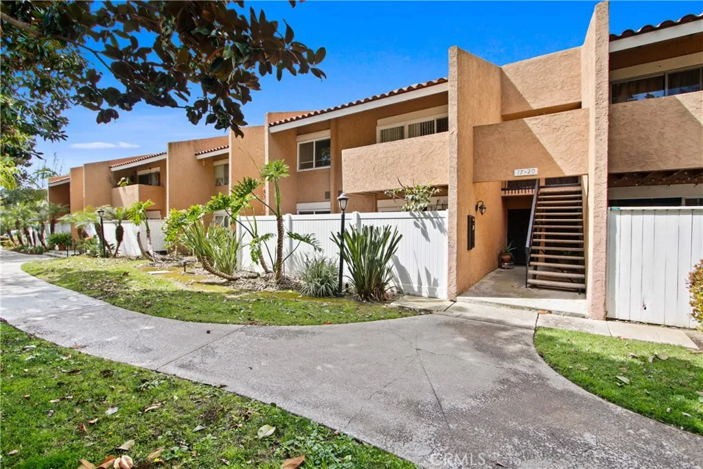 1001 W Macarthur Boulevard 20, Santa Ana, California 92707, 2 Bedrooms Bedrooms, ,1 BathroomBathrooms,Residential Lease,For Rent,Macarthur,PW25176004