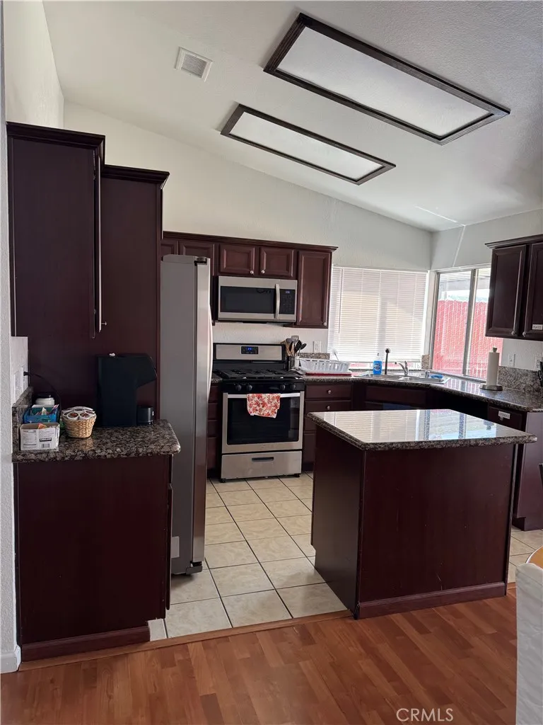 14230 Hillsborough Drive, Victorville, California 92392 home-pic-5