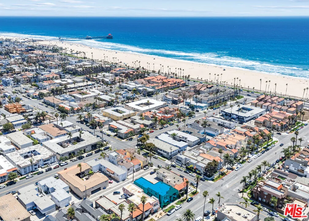 306 17th Street, Huntington Beach, California 92648, 8 Bedrooms Bedrooms, ,6 BathroomsBathrooms,Residential Income,For Sale,17th,25574443
