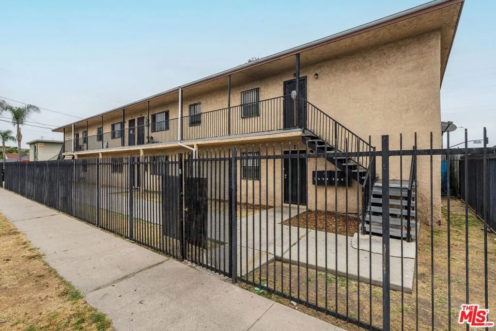 9823 S Main Street, Los Angeles, California 90003, 16 Bedrooms Bedrooms, ,8 BathroomsBathrooms,Residential Income,For Sale,Main,25568275