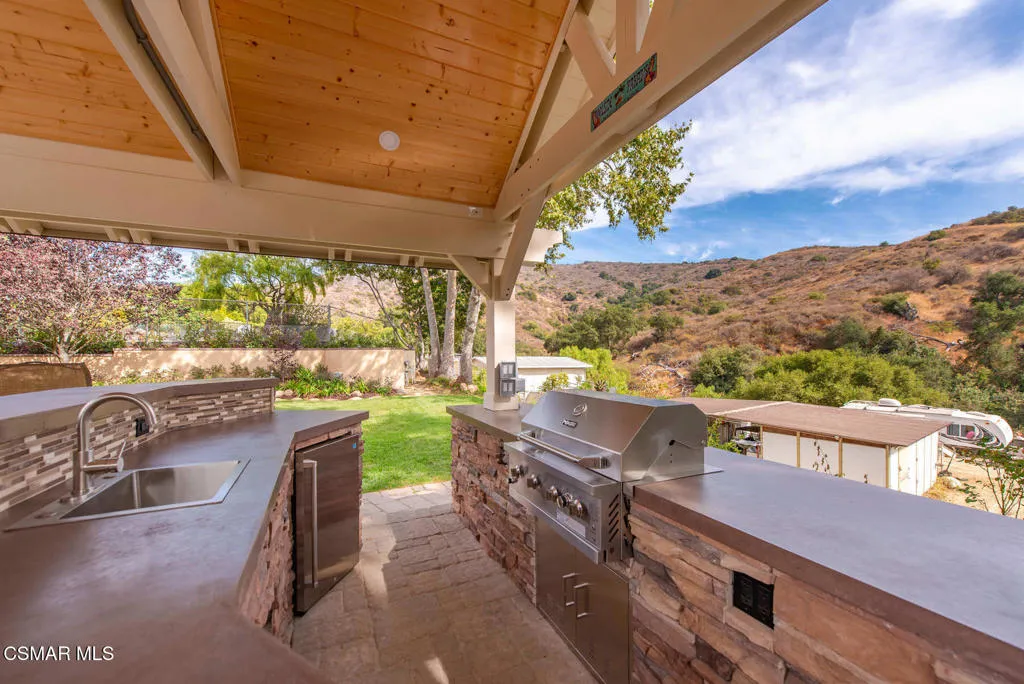 2056 Casual Court, Simi Valley, California 93065 home-pic-60