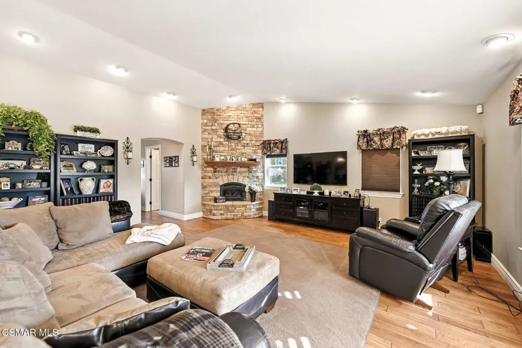 2056 Casual Court, Simi Valley, California 93065 home-pic-25