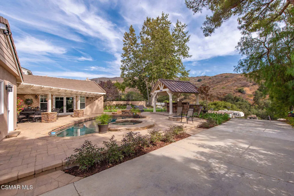 2056 Casual Court, Simi Valley, California 93065 home-pic-50