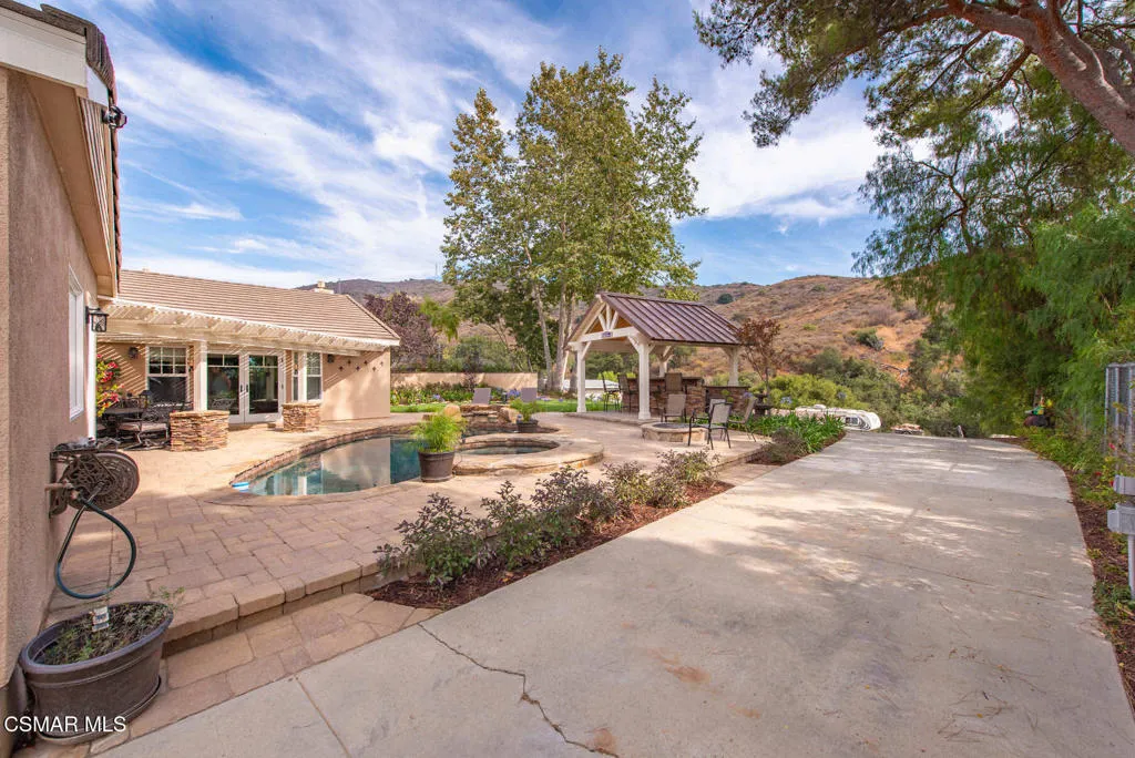 2056 Casual Court, Simi Valley, California 93065 home-pic-53