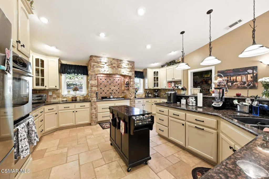 2056 Casual Court, Simi Valley, California 93065 home-pic-17