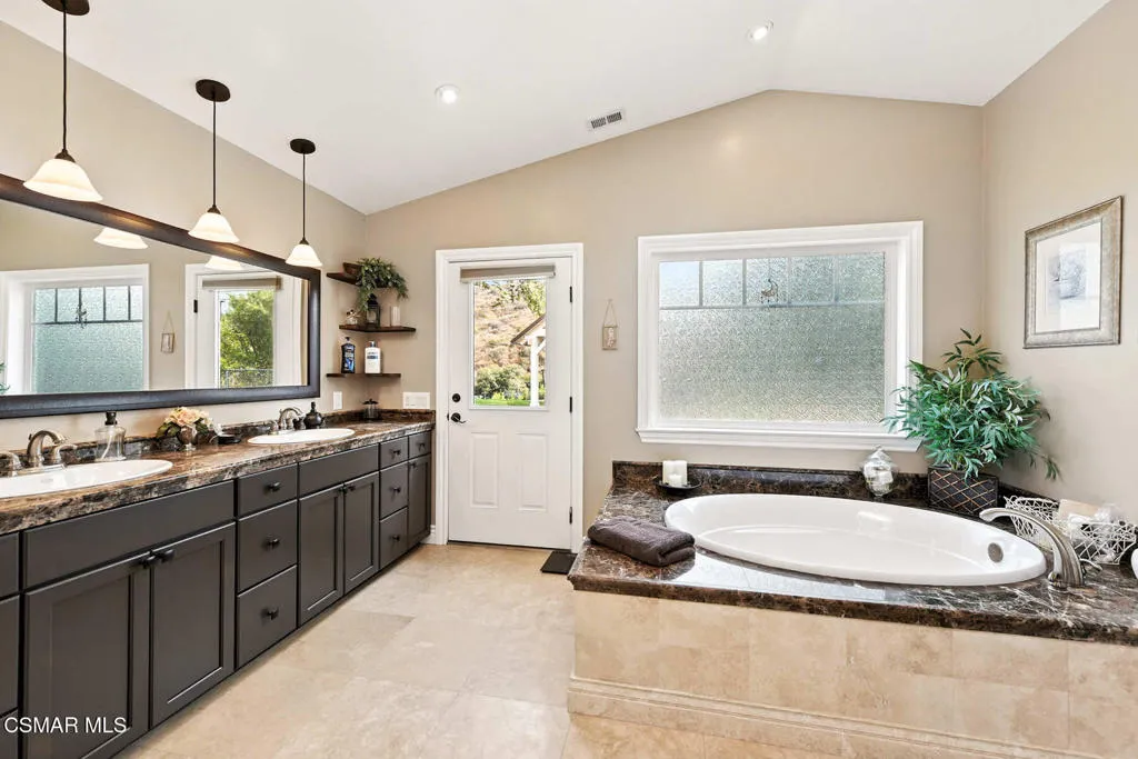 2056 Casual Court, Simi Valley, California 93065 home-pic-40