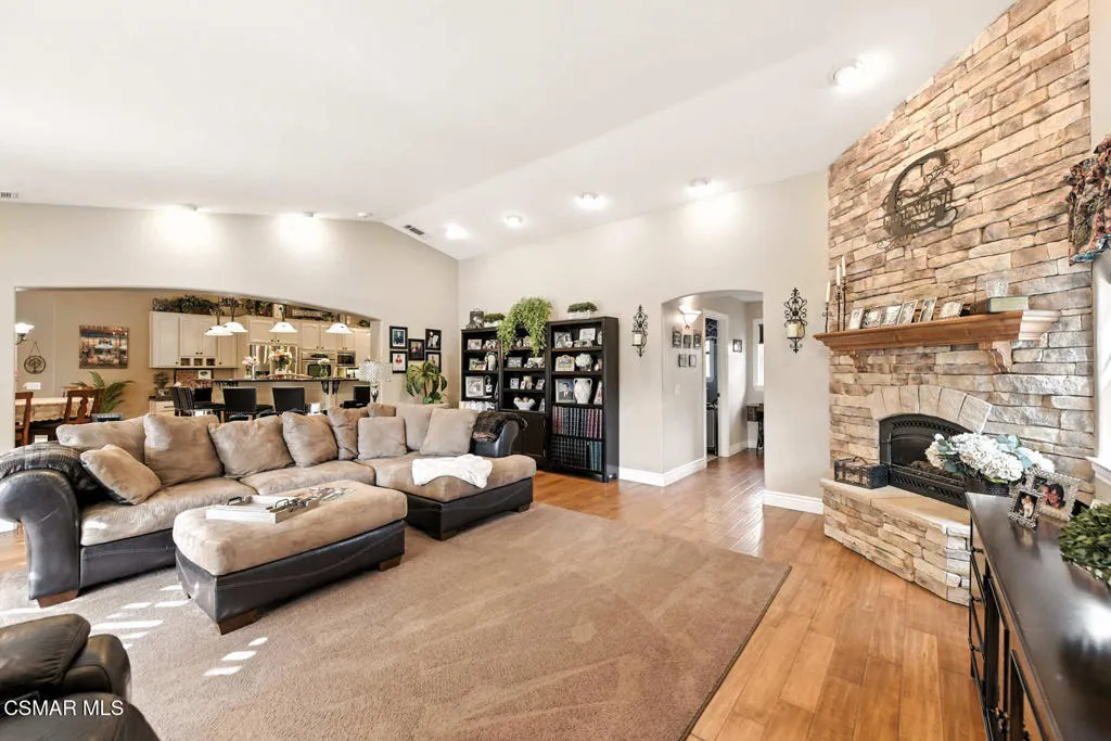 2056 Casual Court, Simi Valley, California 93065 home-pic-27