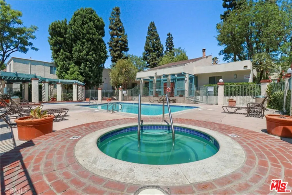 5700 Etiwanda Avenue 135, Tarzana, California 91356 home-pic-17