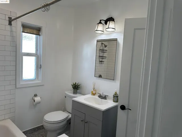 Full bath with vanity and shower / washtub combination