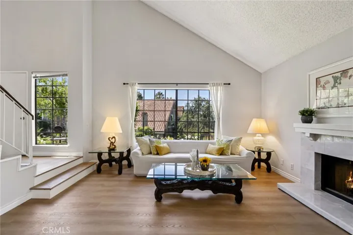 963 Thistlegate Road, Oak Park, California 91377