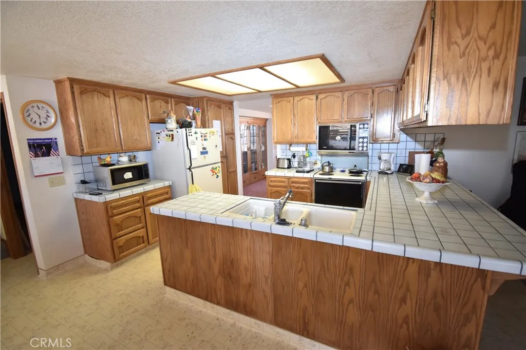 8448 Milpas Drive, Apple Valley, California 92308 home-pic-9