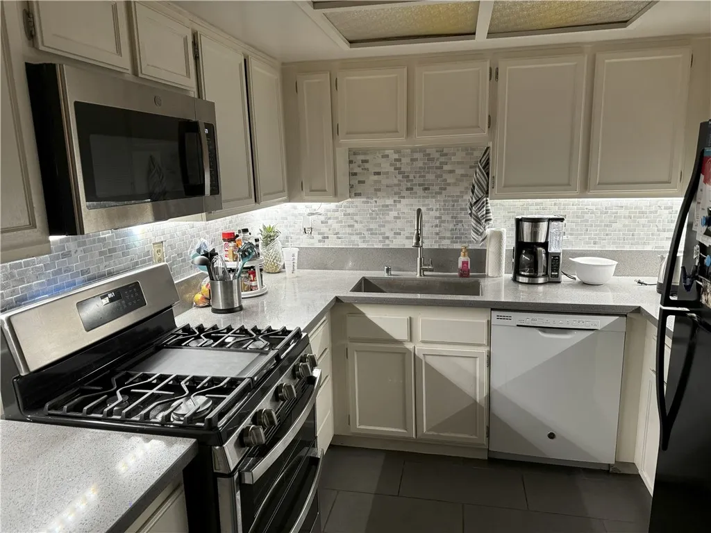 2380 W Orangethorpe Avenue 14, Fullerton, California 92833 home-pic-2