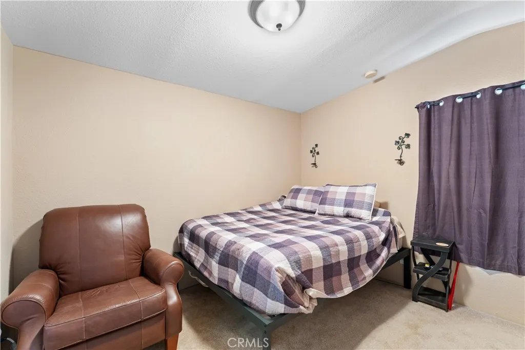 Master bedroom - queen size bed Master bedroom - queen size bed
