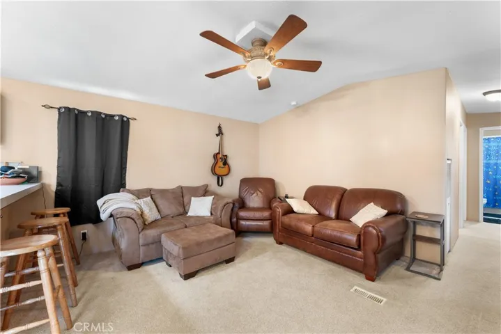 Spacious family room w/ceiling fan