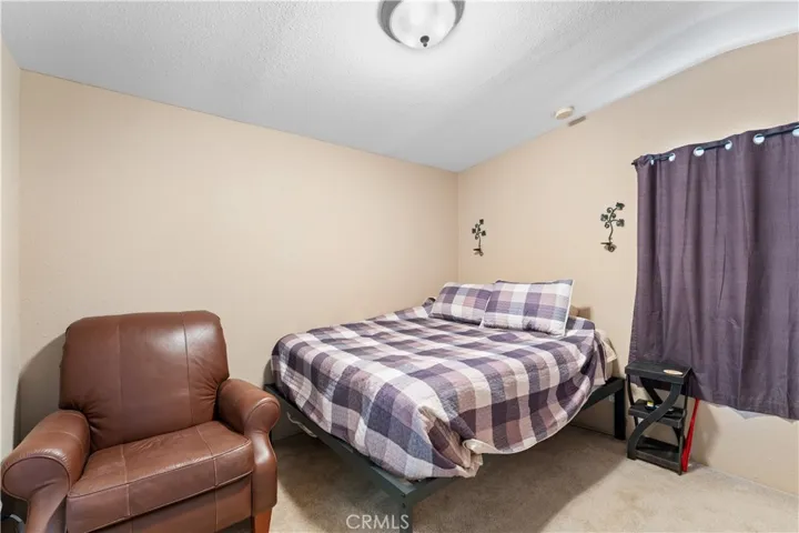 Master bedroom - queen size bed