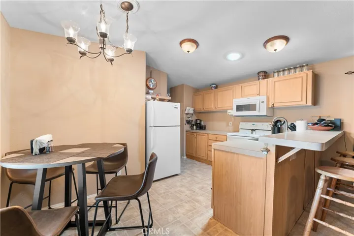 Open concept kitchen/dining room area