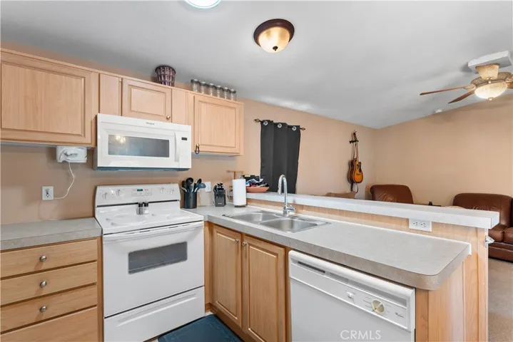 Kitchen w/nice appliances