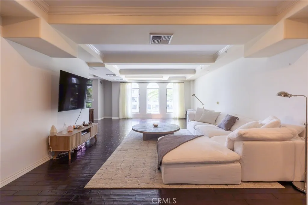 10795 Wilshire Boulevard 402, Los Angeles, California 90024 home-pic-1