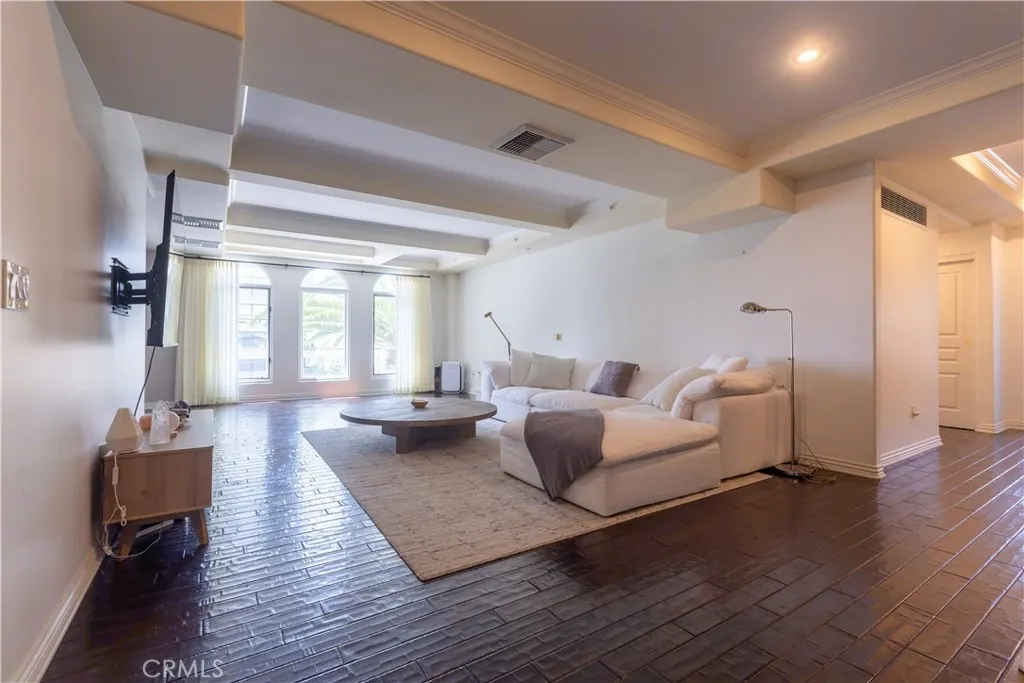 10795 Wilshire Boulevard 402, Los Angeles, California 90024 home-pic-2