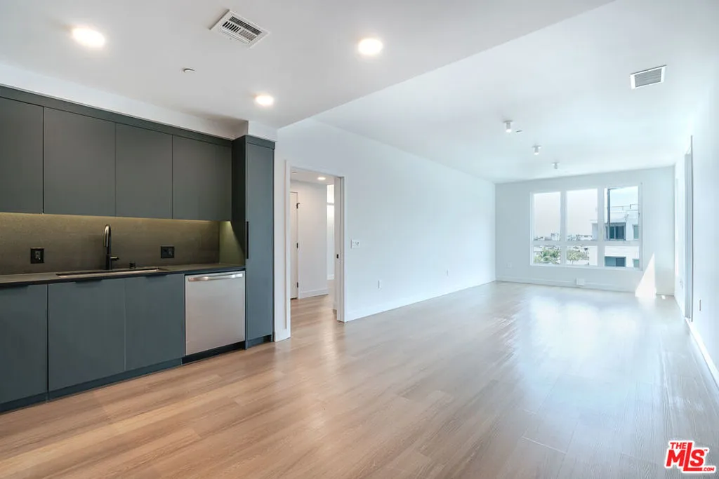 10601 Washington Boulevard 735, Culver City, California 90232, 2 Bedrooms Bedrooms, ,2 BathroomsBathrooms,Residential Lease,For Rent,Washington,25575309