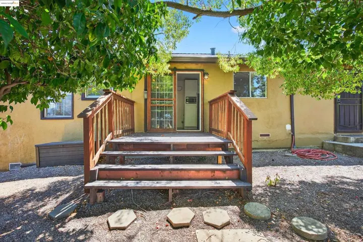Property entrance featuring stucco siding and crawl space
