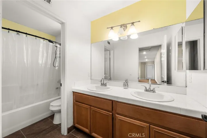 Upstairs guest bath