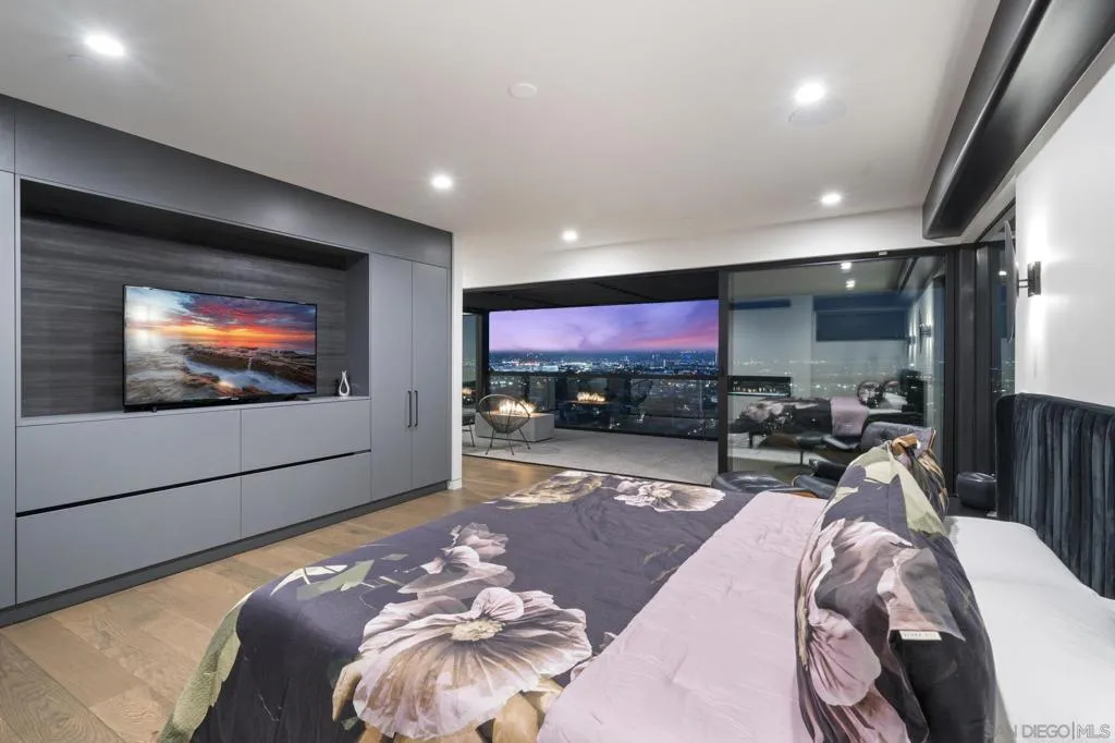 2035 Evergreen, San Diego, California 92106 home-pic-18