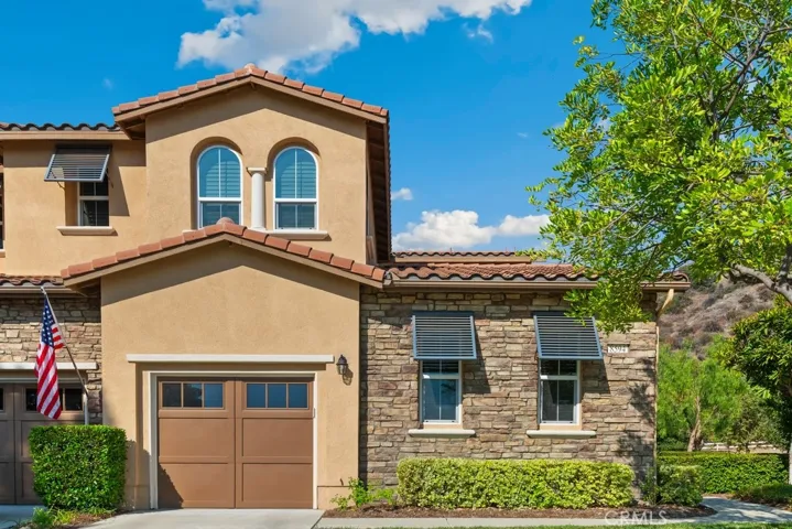 This condo has great location with tandem garage for 2 cars. Must see. Trilogy offers lot of great amenities.
