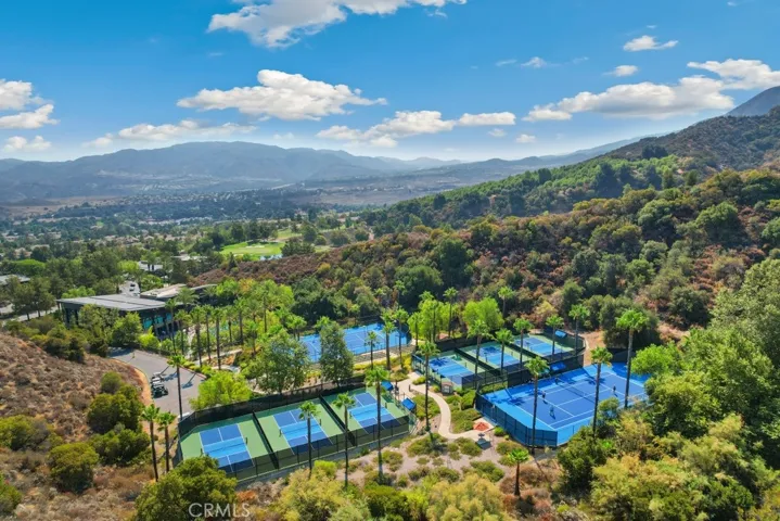 Explore the impressive range of tennis and pickleball facilities available.