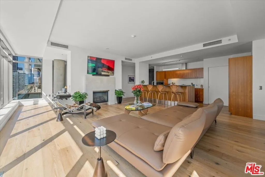 1155 S Grand Avenue 2202, Los Angeles, California 90015 home-pic-1