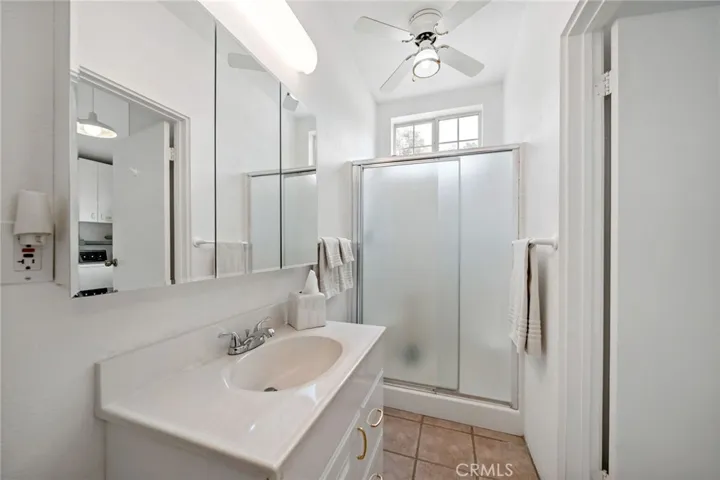 Downstairs bathroom w shower